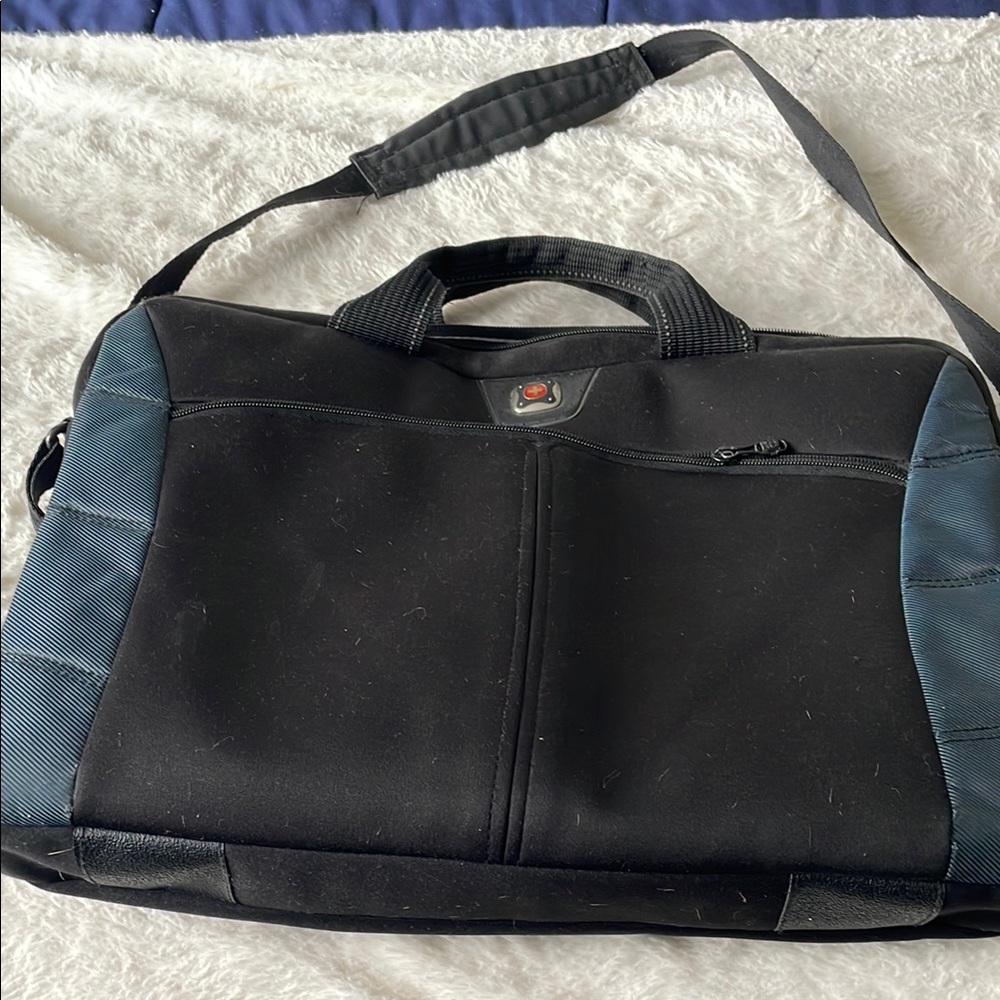 Swissgear over the shoulder or cross body bag many pockets clean non smkg hse